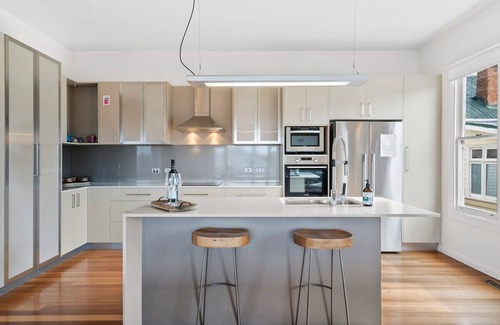 Sandy Bay House | Stunning Renovated Home, close to CBD Sleeps 8.