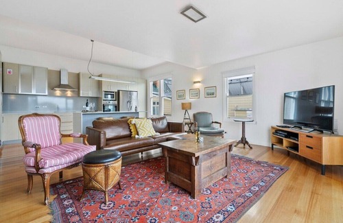 Sandy Bay House | Stunning Renovated Home, close to CBD Sleeps 8.