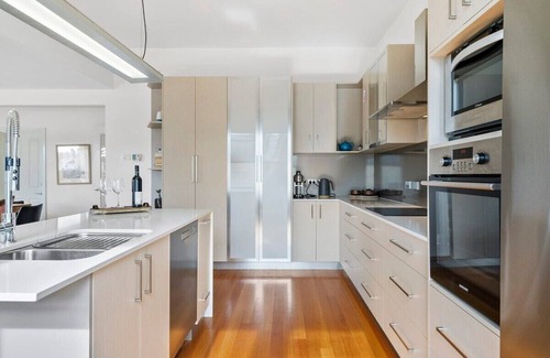 Sandy Bay House | Stunning Renovated Home, close to CBD Sleeps 8.