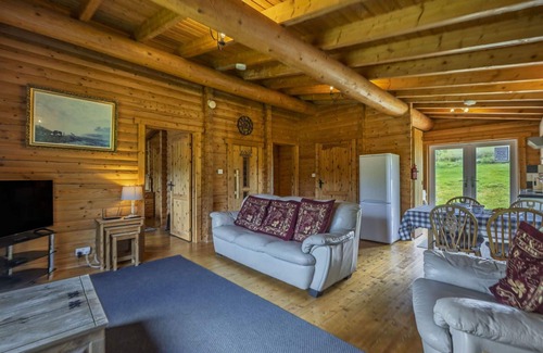 Spittal of Glenshee House | Stunning villa for 4 people with WIFI, hot tub