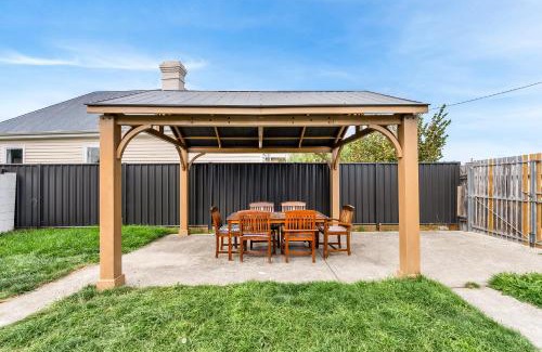 Moonah House | Stylish Family Getaway with Modern Comforts