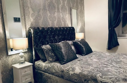 Port Glasgow Apartment | THE LION’S REST - BOUTIQUE APARTMENT SUITE.