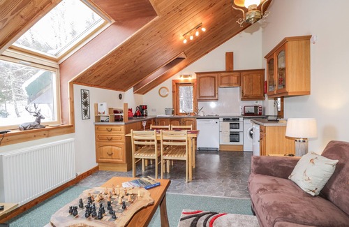 Kingussie Cottage | TORBRECK CHALET, pet friendly, country holiday cottage in Kincraig