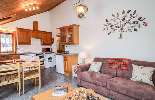 Kingussie Cottage | TORBRECK CHALET, pet friendly, country holiday cottage in Kincraig