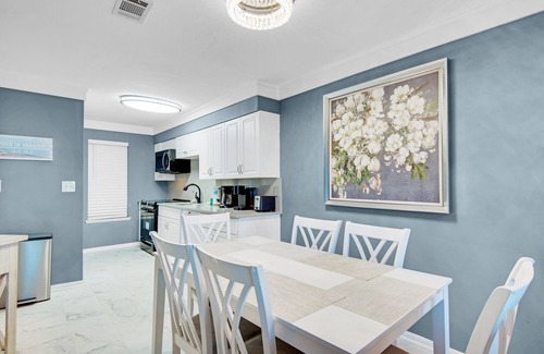 Holiday Isle Condo | ✨Updated Furnishings~Walk to Beach~Pool~Holiday Isle~2BR Poolside Villas #104