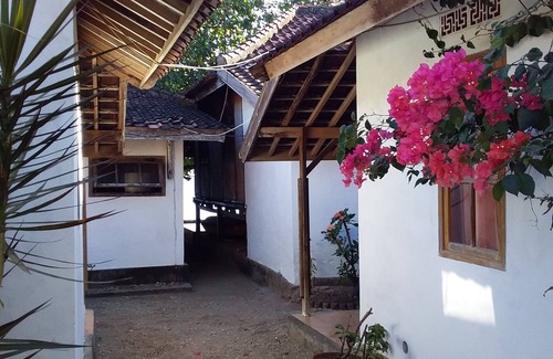 Sekotong Barat House | Villa Asiyah, Pandanan: next to Sekotong's bay: sailing, snorkeling, swiming.