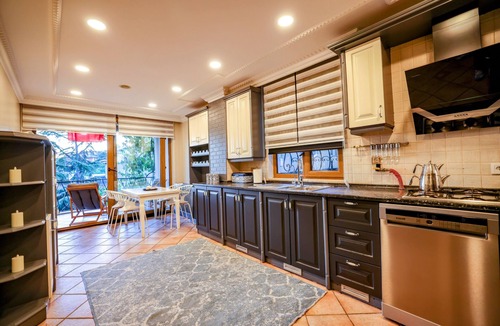 Uskudar Villa | Çengelköy'de Boğaz Manzaralı Isıtmalı Kapalı Havuzlu Villa