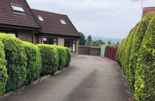 Auchengray House | 1 Bed House - Central, Free Parking, Wifi