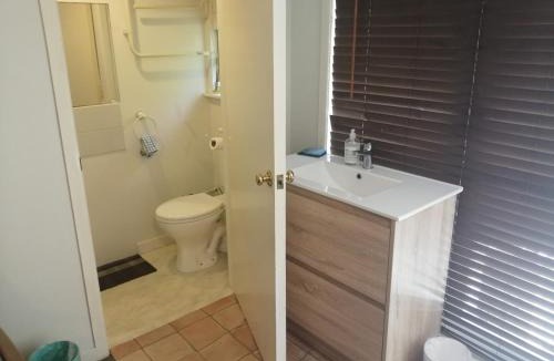 Epsom Apartment | 1 Queen Bed and 1 Sofa Bed, Serviced Studio B