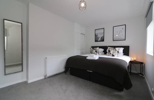 Caldercruix Apartment | 100 m² Apartment ∙ 4 bedrooms ∙ 6 guests