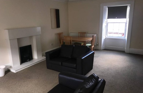 Cumbernauld Apartment | 100 m² Apartment ∙ 2 bedrooms ∙ 6 guests