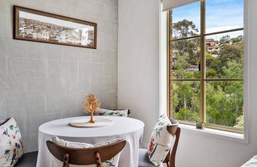 West Hobart House | 102 m² House ∙ 2 bedrooms ∙ 4 guests