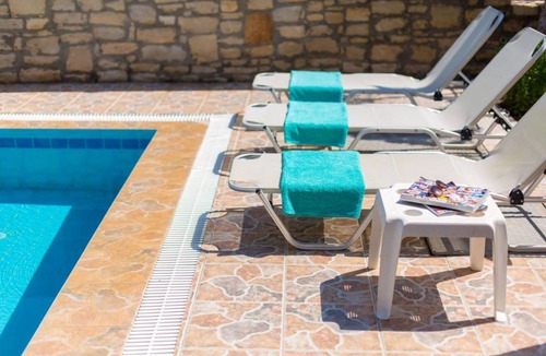 Roumeli Villa | 107 m² Villa ∙ 3 bedrooms ∙ 6 guests