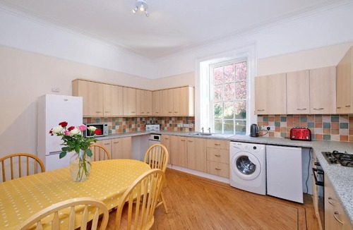Central Aberdeen Apartment | 116 Guest House