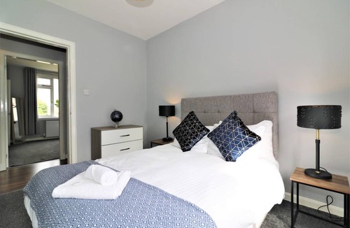 Motherwell Apartment | 120 m² Apartment ∙ 4 bedrooms ∙ 6 guests
