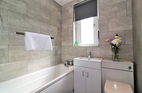 Motherwell Apartment | 120 m² Apartment ∙ 4 bedrooms ∙ 6 guests