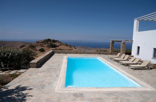 Ioulida Villa | 14 bedroom accommodation in Ioylis