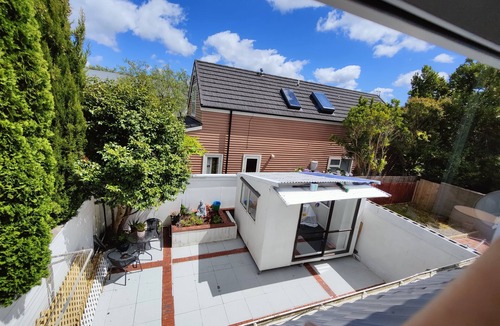 Lower Hutt House | 14 Minutes to the ferry! Five bedrooms with a yard, an office room, and more!