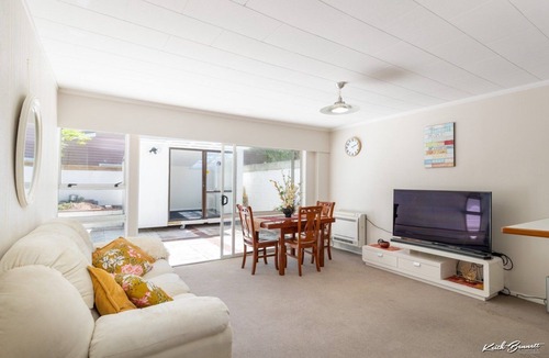 Lower Hutt House | 14 Minutes to the ferry! Five bedrooms with a yard, an office room, and more!