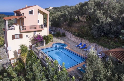Stalos Villa | 140 m² Villa ∙ 4 bedrooms ∙ 8 guests
