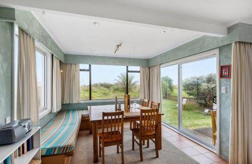 Waikanae House | 145 m² House ∙ 4 bedrooms ∙ 8 guests