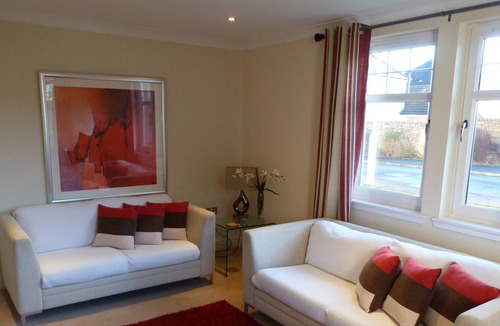 Duloch Apartment | 15 mins to Edinburgh, private parking, 45 golf courses and excellent transport.