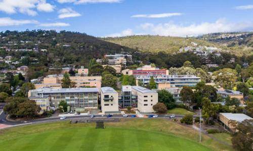Sandy Bay Apartment | 150 m² Apartment ∙ 2 bedrooms ∙ 4 guests