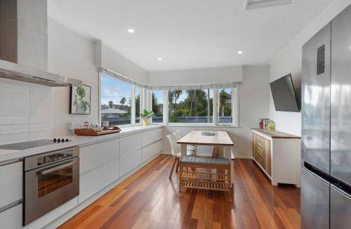 Eastern Beach House | 170 m² House ∙ 4 bedrooms ∙ 8 guests
