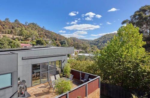 West Launceston House | 190 m² House ∙ 3 bedrooms ∙ 8 guests