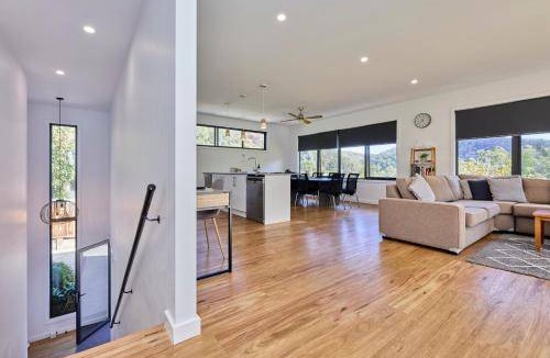West Launceston House | 190 m² House ∙ 3 bedrooms ∙ 8 guests