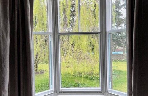 Elgin Villa | 19th century disability accessible 5-bedroom villa free private secluded parking