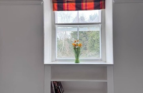 Elgin Villa | 19th century disability accessible 5-bedroom villa free private secluded parking