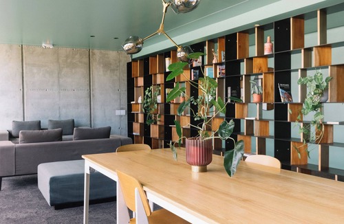 Rohrmoser Apartment | 19th floor, Luxe & Tropical with spectacular view