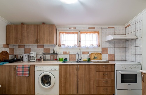 Vromonerion Cottage | 2 ΥΠΝΟΔ.2 ΚΑΘΗΣ. 1 ΜΠΑΝΙΟ 1 ΕΞΩΤ. ΝΤΟΥΖ ΜΕΓΑΛΗ ΒΕΡΑΝΤΑ ΜΕ ΚΗΠΟ