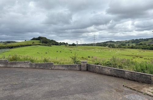 Kilsyth Apartment | 2 bed apartment with hot tub for up to 4 adults in countryside location