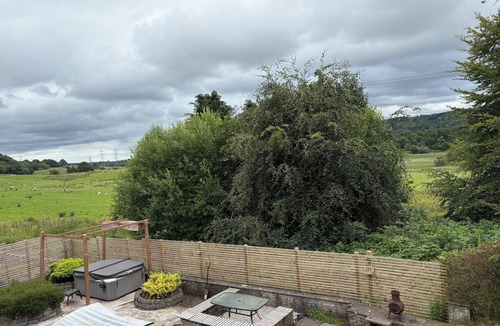 Kilsyth Apartment | 2 bed apartment with hot tub for up to 4 adults in countryside location