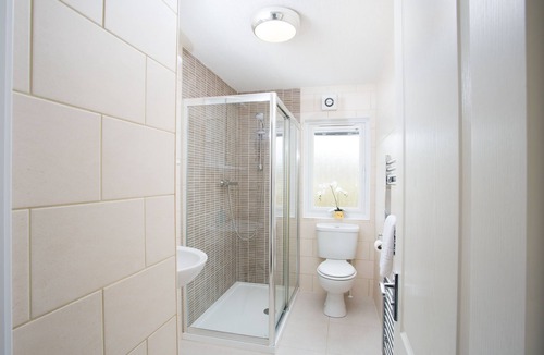 Contin Cabin | 2-Bed Cottage with Hot Tub at Loch Achilty, NC500