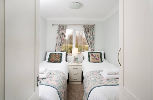 Contin Cabin | 2-Bed Cottage with Hot Tub at Loch Achilty, NC500