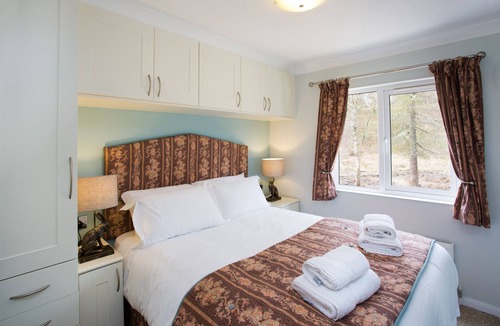 Contin Cabin | 2-Bed Cottage with Hot Tub at Loch Achilty, NC500