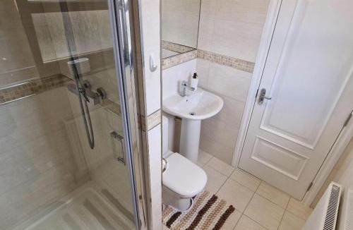 Kirkcaldy Apartment | 2 Bed-Sleeps 5-Parking-Sea View