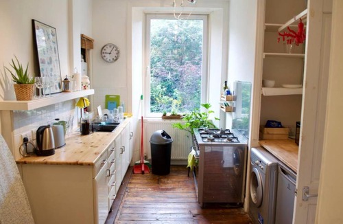 Newhaven Apartment | 2 Bedroom Apartment near The Shore Sleeps 3