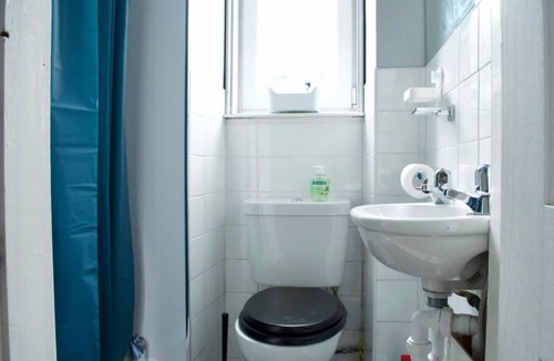 Newhaven Apartment | 2 Bedroom Apartment near The Shore Sleeps 3