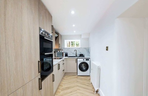Newbattle House | 2 Bedroom Cottage-Hot Tub-Free Parking
