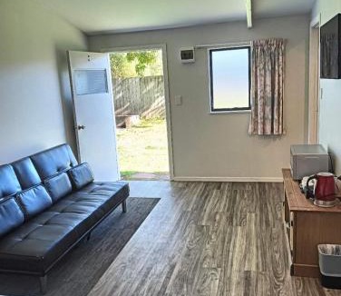 Kawaha Point Ski Chalet | 2 double and 1 sofa beds garden chalet, 7D Salisbury Road, Rotorua