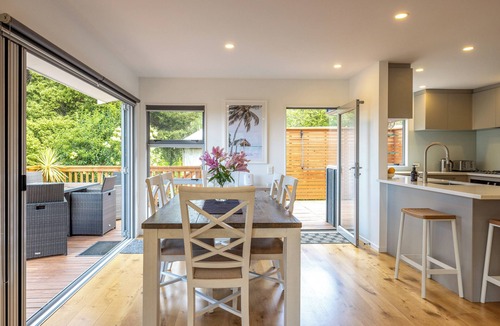 Ostend House | 2 minute drive to the beach, 3 minute walk to the pool, spa at the property