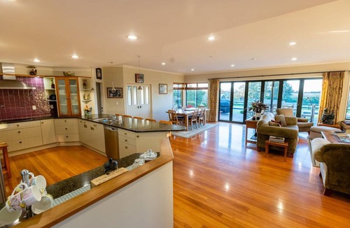 Bombay Bed & Breakfast | 200 m² Bed and breakfast ∙ 3 bedrooms ∙ 10 guests