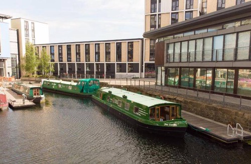 Tollcross Boat Rental | 200 m² Houseboat ∙ 3 bedrooms ∙ 10 guests