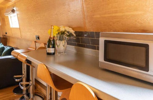 Tollcross Boat Rental | 200 m² Houseboat ∙ 3 bedrooms ∙ 10 guests