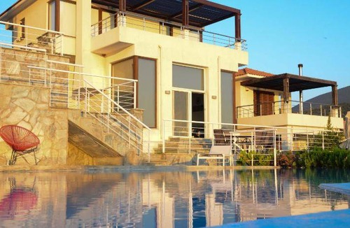 Pteleos Villa | 200 m² Villa ∙ 4 bedrooms ∙ 9 guests