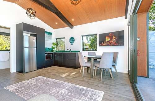 Patutahi Cabin | 208 Lake Road